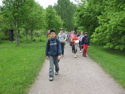 Skolēni ierodas Brakos