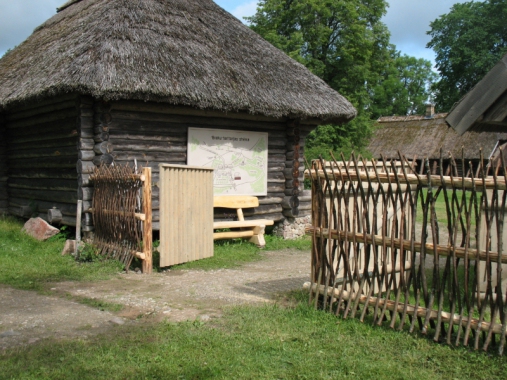 Zedeņu žogs, ienākot Braku pagalmā