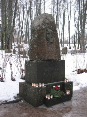 Blaumaņa piemineklis Blaumaņa kapos Ērgļos
